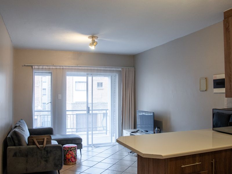 A Beautiful second Floor Apartment in Secure Bel Aire Complex. - Photo 2