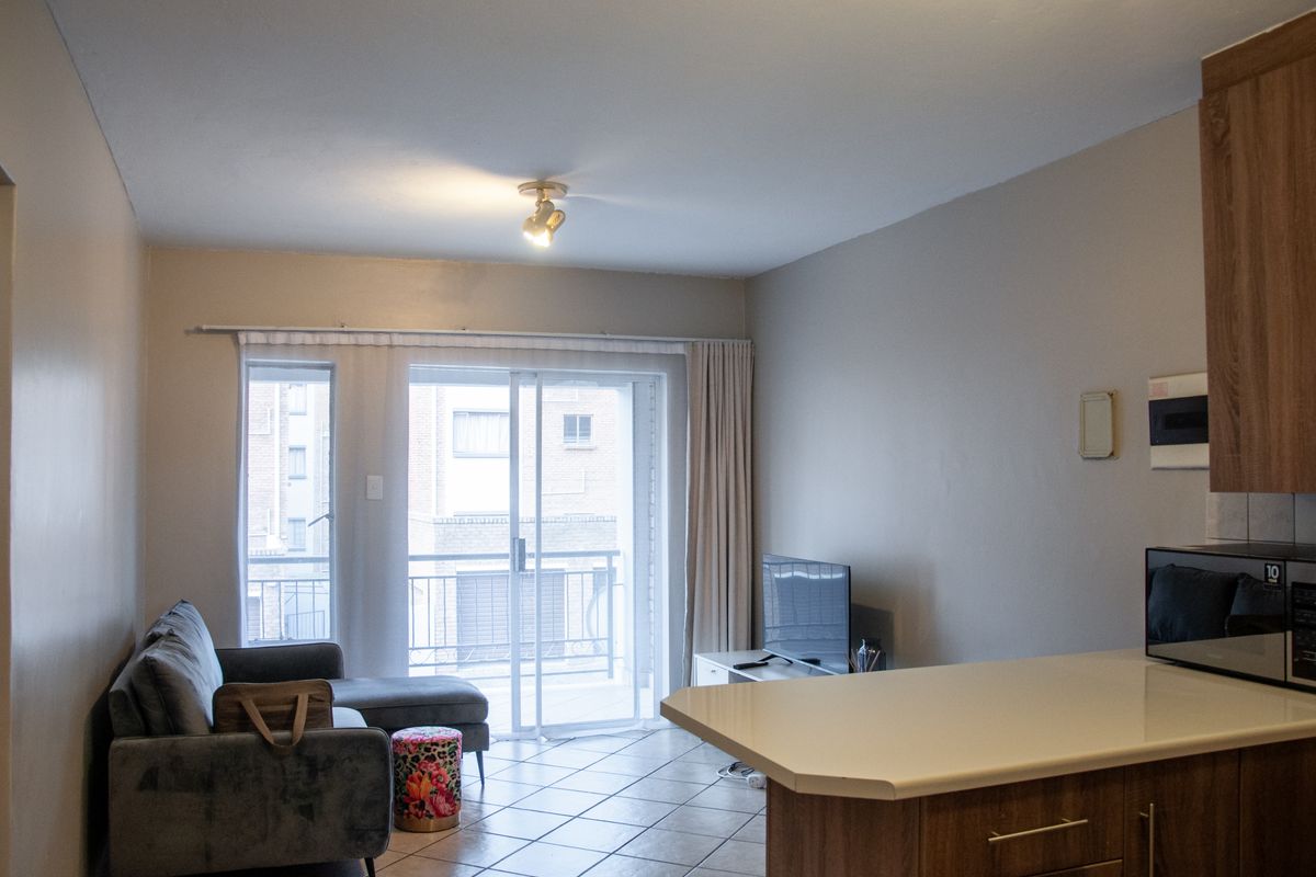 A Beautiful second Floor Apartment in Secure Bel Aire Complex. - Photo 2