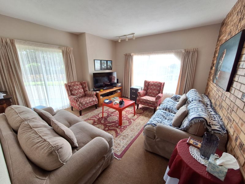 SPACIOUS FAMILY HOME WITH ROOM TO GROW - YOUR IDEAL RETREAT AWAIT! - Photo 6