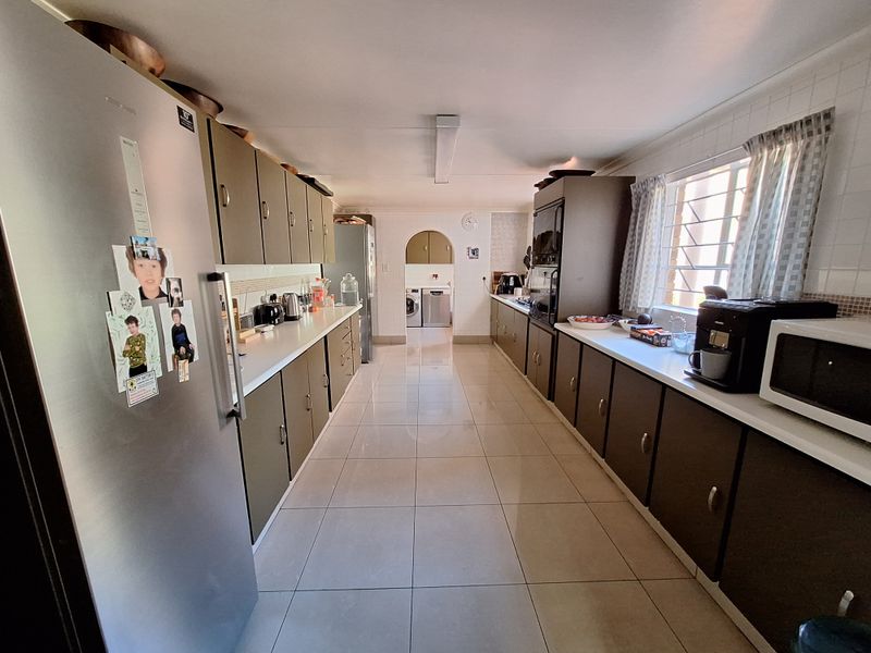 SPACIOUS FAMILY HOME WITH ROOM TO GROW - YOUR IDEAL RETREAT AWAIT! - Photo 10