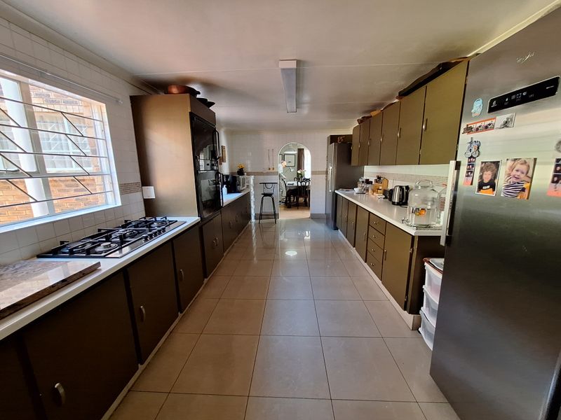 SPACIOUS FAMILY HOME WITH ROOM TO GROW - YOUR IDEAL RETREAT AWAIT! - Photo 9