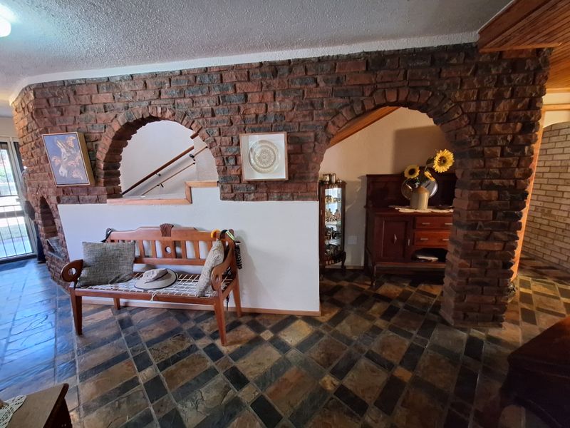 SPACIOUS FAMILY HOME WITH ROOM TO GROW - YOUR IDEAL RETREAT AWAIT! - Photo 3