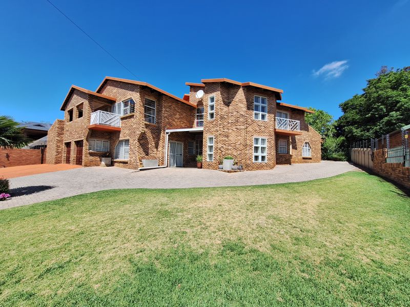 SPACIOUS FAMILY HOME WITH ROOM TO GROW - YOUR IDEAL RETREAT AWAIT! - Photo 1