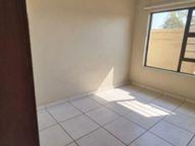 SOLE MANDATE - pet friendly with a sizable 315m2 - great location @ a bargain price! - Photo 10