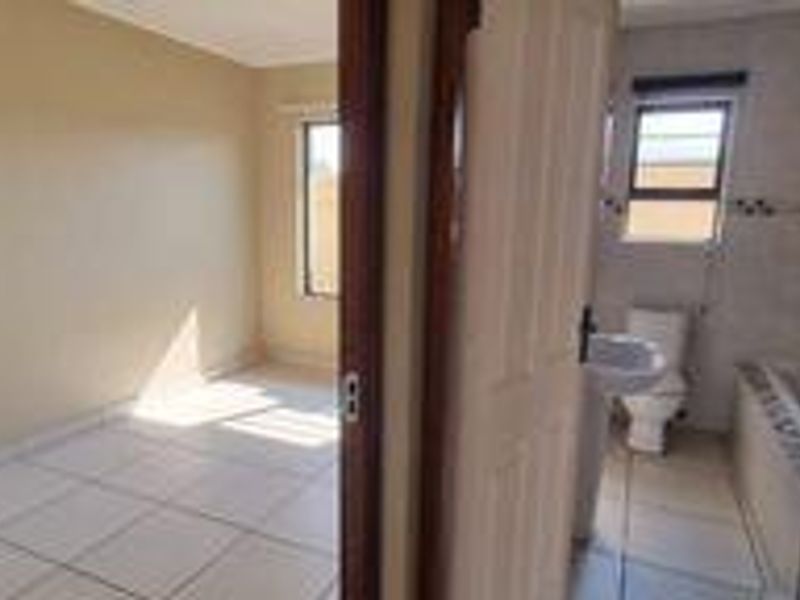 SOLE MANDATE - pet friendly with a sizable 315m2 - great location @ a bargain price! - Photo 8