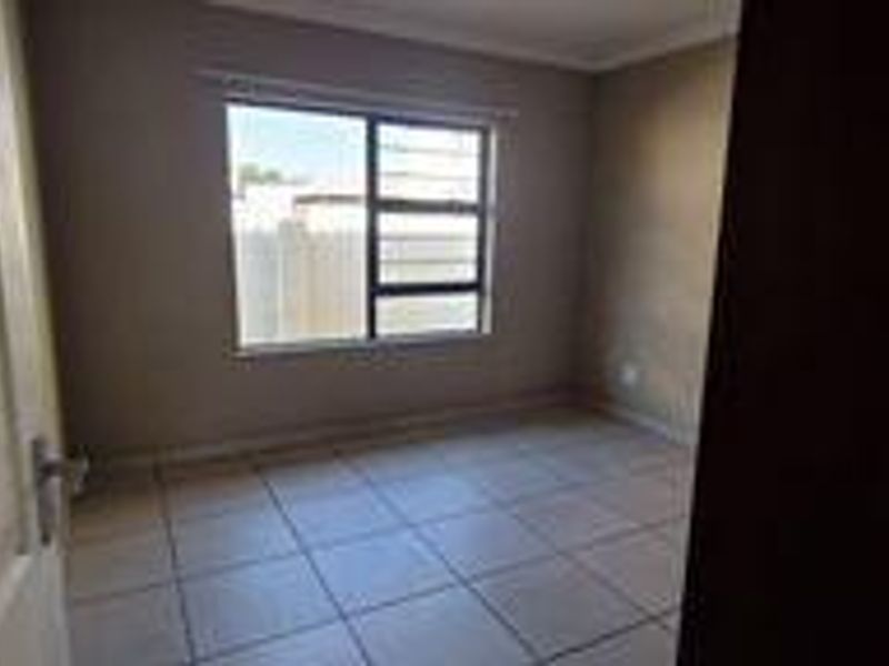 SOLE MANDATE - pet friendly with a sizable 315m2 - great location @ a bargain price! - Photo 9