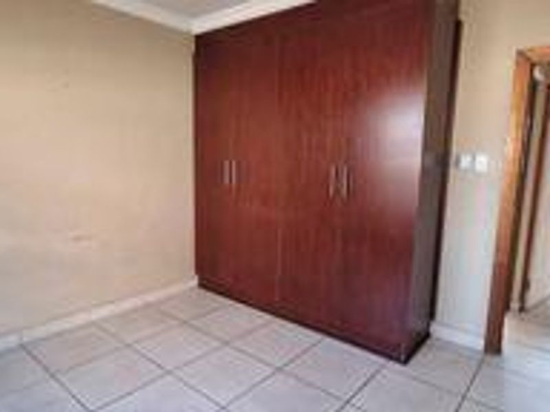 SOLE MANDATE - pet friendly with a sizable 315m2 - great location @ a bargain price! - Photo 7