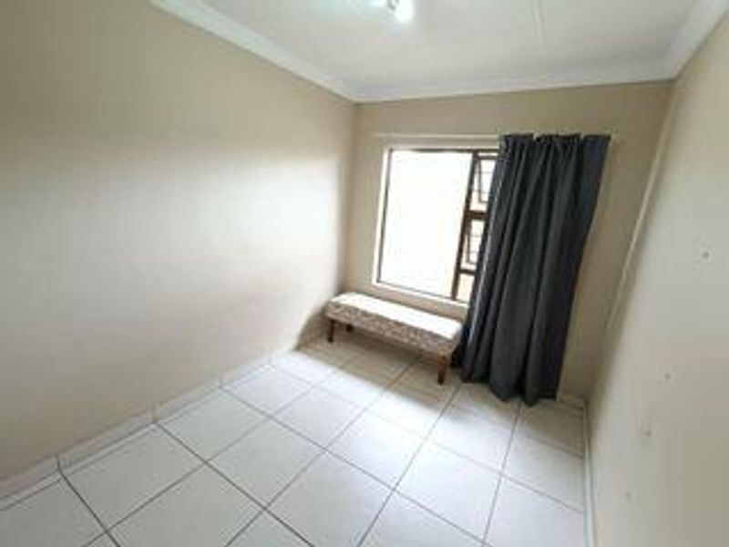 SOLE MANDATE - pet friendly with a sizable 315m2 - great location @ a bargain price! - Photo 6