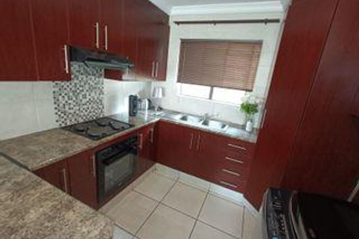 SOLE MANDATE - pet friendly with a sizable 315m2 - great location @ a bargain price! - Photo 2