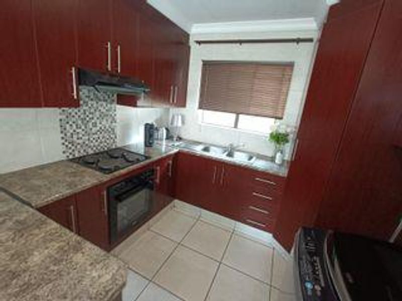 SOLE MANDATE - pet friendly with a sizable 315m2 - great location @ a bargain price! - Photo 2