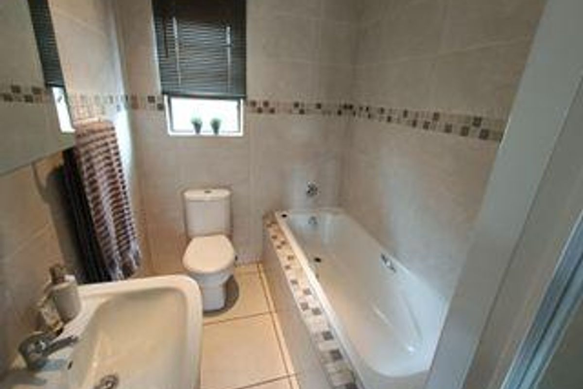 SOLE MANDATE - pet friendly with a sizable 315m2 - great location @ a bargain price! - Photo 3