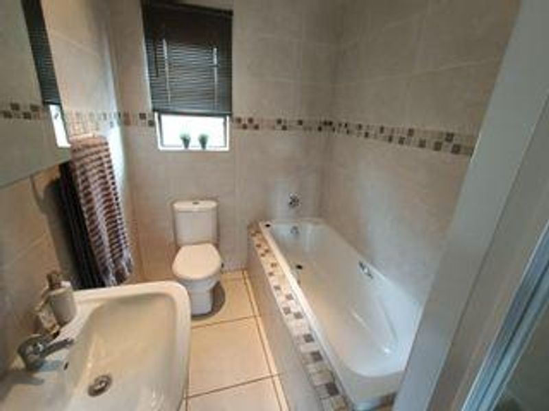 SOLE MANDATE - pet friendly with a sizable 315m2 - great location @ a bargain price! - Photo 3