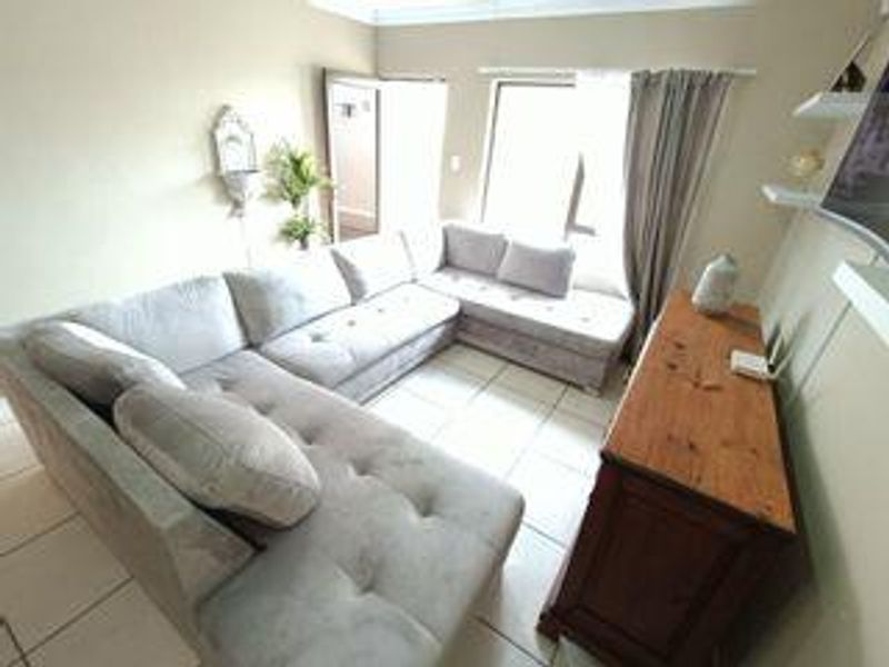 SOLE MANDATE - pet friendly with a sizable 315m2 - great location @ a bargain price! - Photo 4