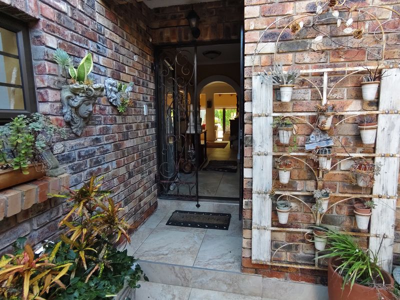 Luxury, Space & Sustainability - The Perfect Duplex Awaits! - Photo 4