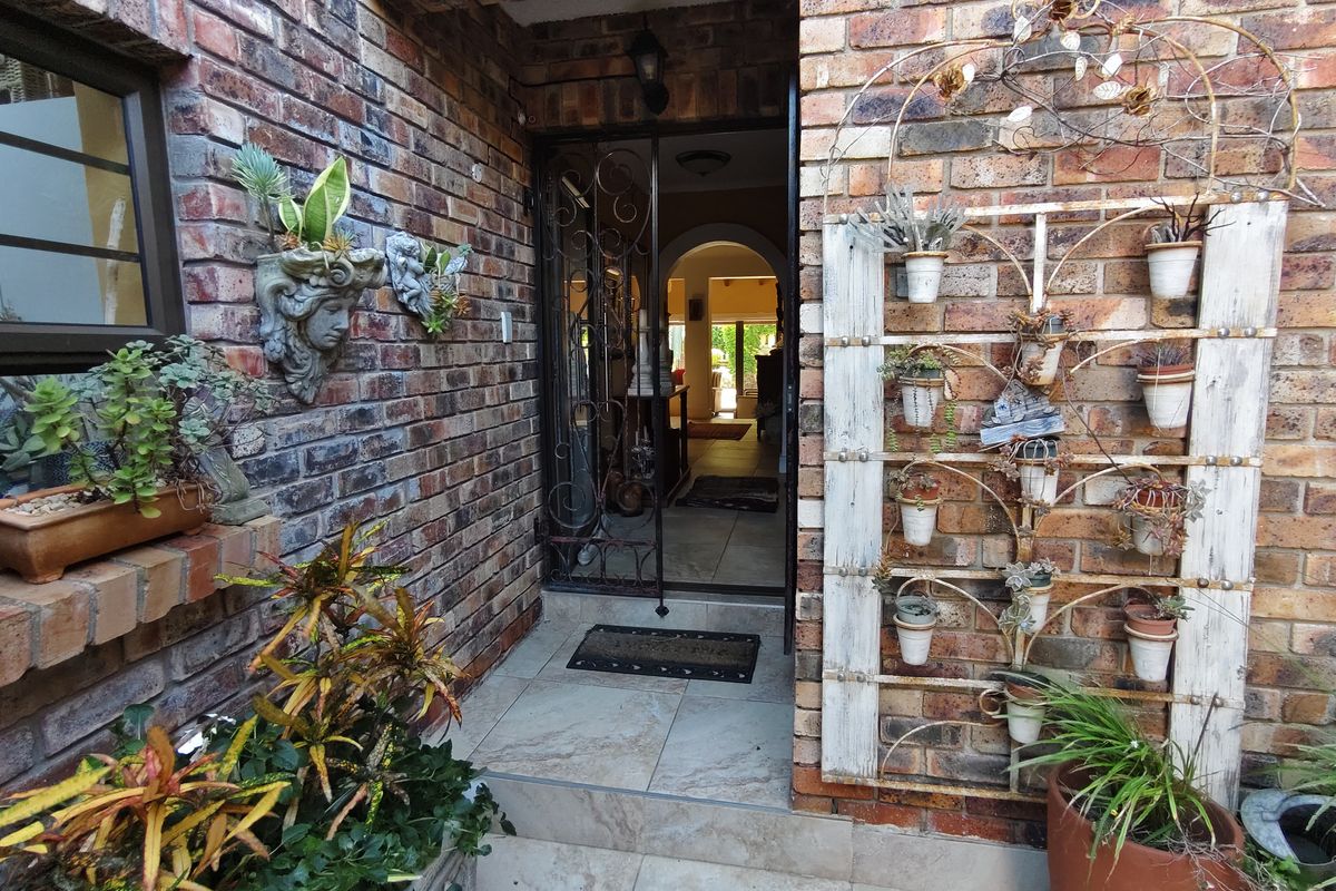 Luxury, Space & Sustainability - The Perfect Duplex Awaits! - Photo 4