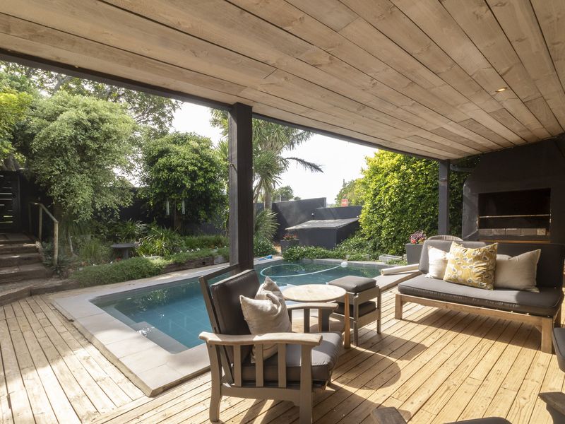 Elegant Three-Bedroom Family Home with Flat for Sale on East Bank - Photo 10