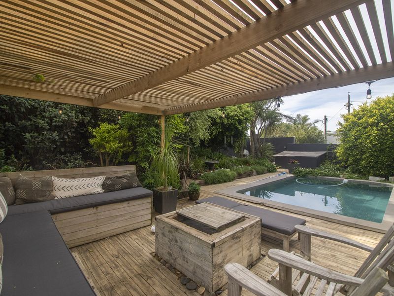 Elegant Three-Bedroom Family Home with Flat for Sale on East Bank - Photo 7