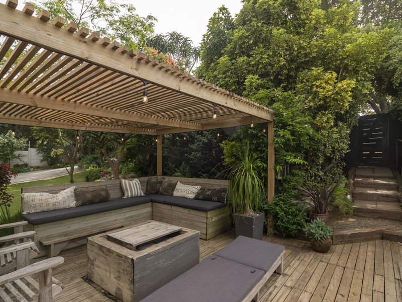 Elegant Three-Bedroom Family Home with Flat for Sale on East Bank - Photo 8