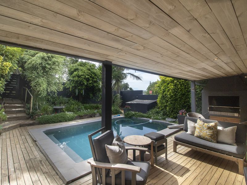 Elegant Three-Bedroom Family Home with Flat for Sale on East Bank - Photo 6