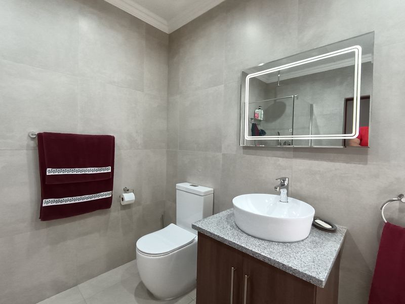 Modern two bedroom home in a secure complex - Photo 4