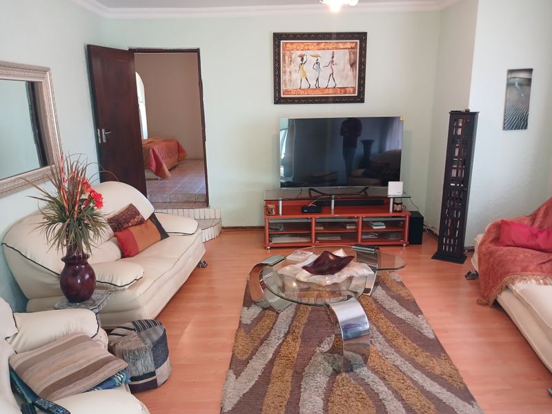 Fantastic  property in  a much sought after  location. - Photo 2