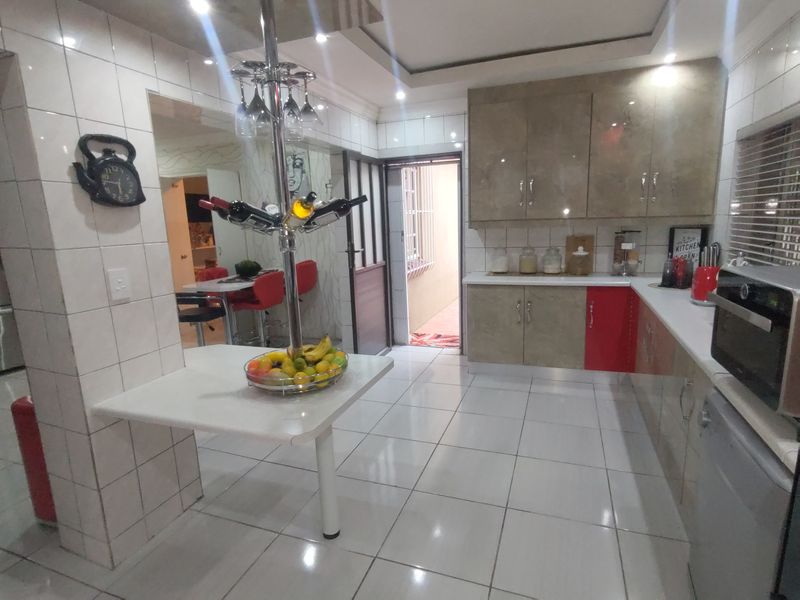 Stunningly Beautiful Home Awaits!!! - Photo 3