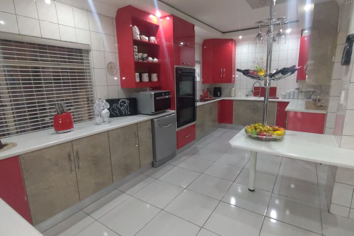 Elegant Corner-Stand with Flatlet – Space, Style & Income Potential for sale - Photo 4