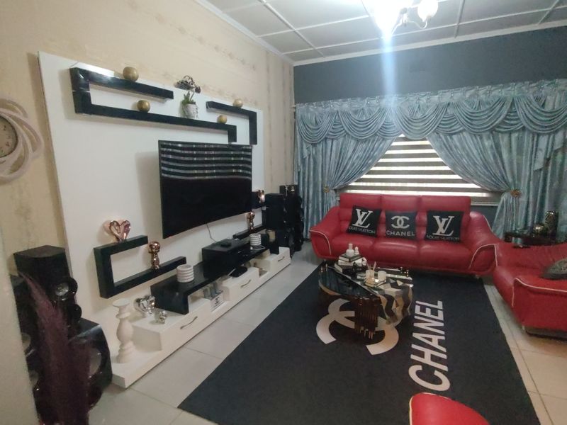 Elegant Corner-Stand with Flatlet – Space, Style & Income Potential for sale - Photo 3