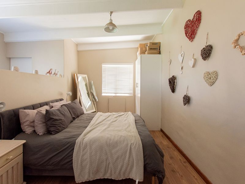 Six Bedroom House for sale - Photo 7
