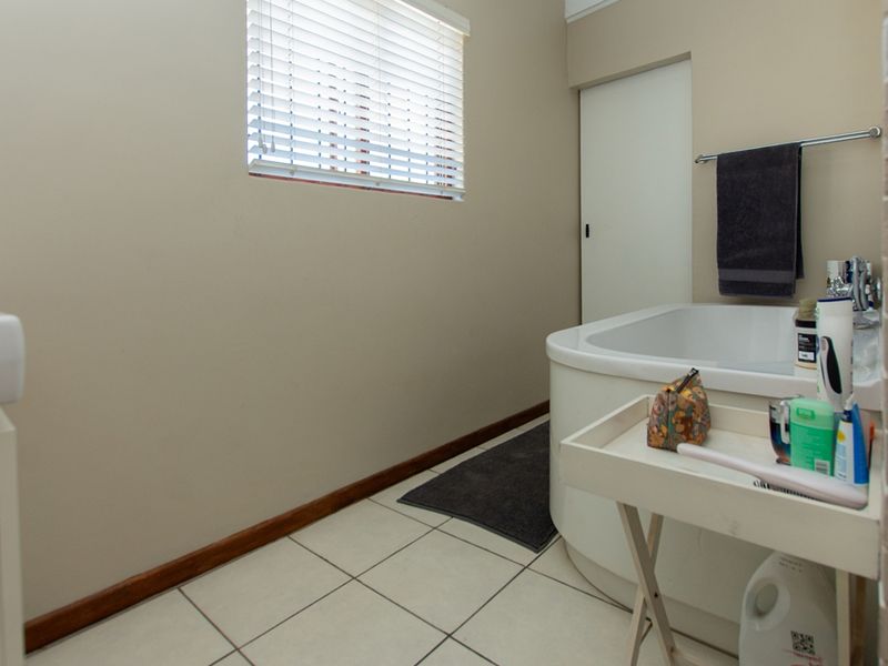 Six Bedroom House for sale - Photo 8