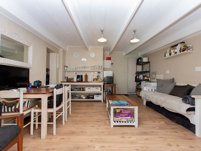 Six Bedroom House for sale - Photo 6