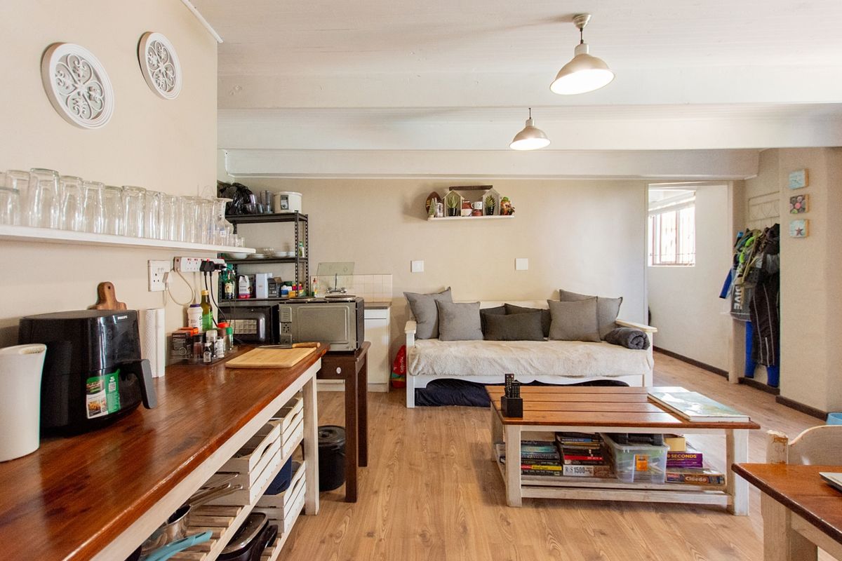 Six Bedroom House for sale - Photo 3
