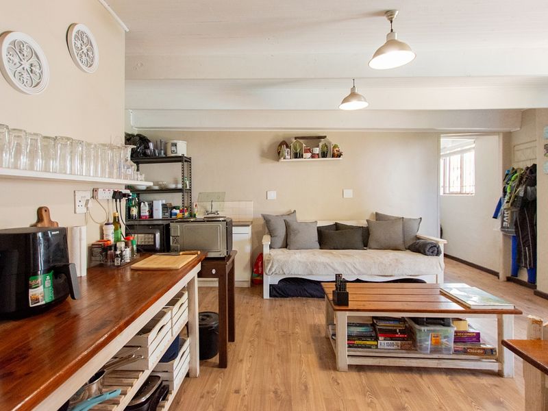 Six Bedroom House for sale - Photo 3