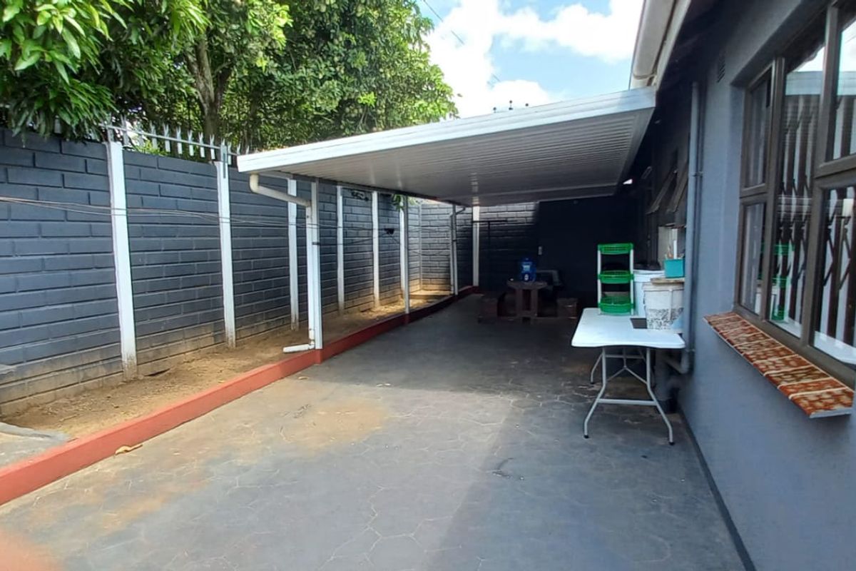 "Find Your Dream Home: Modern Style Meets Spacious Living in a 3-Bed Gem with a Backyard Oasis!" - Photo 5