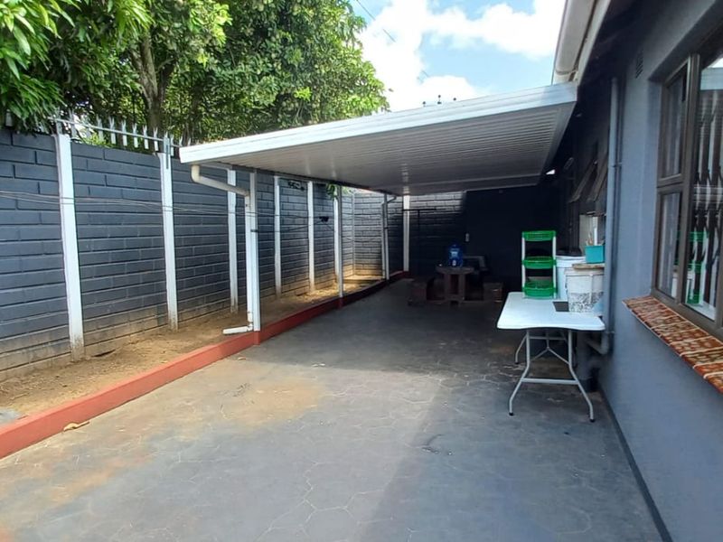 "Find Your Dream Home: Modern Style Meets Spacious Living in a 3-Bed Gem with a Backyard Oasis!" - Photo 5