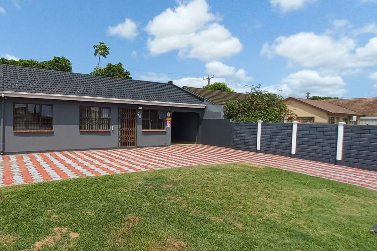 "Find Your Dream Home: Modern Style Meets Spacious Living in a 3-Bed Gem with a Backyard Oasis!" - Photo 4