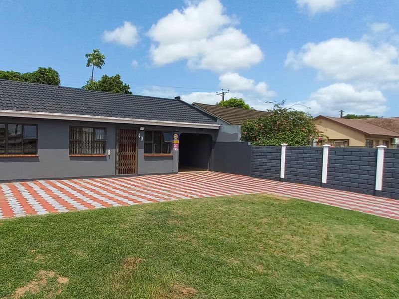 "Find Your Dream Home: Modern Style Meets Spacious Living in a 3-Bed Gem with a Backyard Oasis!" - Photo 4