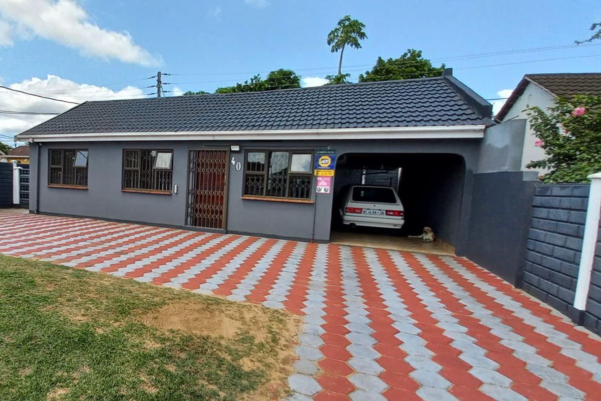 "Find Your Dream Home: Modern Style Meets Spacious Living in a 3-Bed Gem with a Backyard Oasis!" - Photo 2