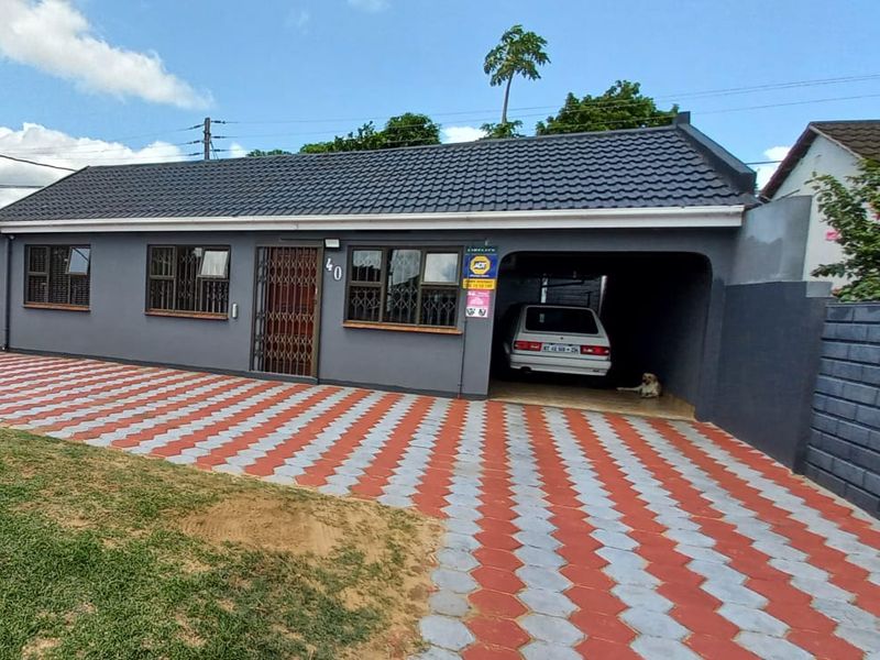 "Find Your Dream Home: Modern Style Meets Spacious Living in a 3-Bed Gem with a Backyard Oasis!" - Photo 2