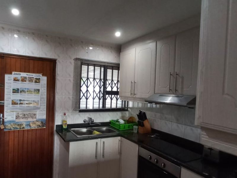 "Find Your Dream Home: Modern Style Meets Spacious Living in a 3-Bed Gem with a Backyard Oasis!" - Photo 9