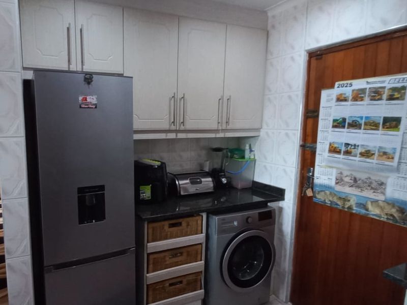 "Find Your Dream Home: Modern Style Meets Spacious Living in a 3-Bed Gem with a Backyard Oasis!" - Photo 10