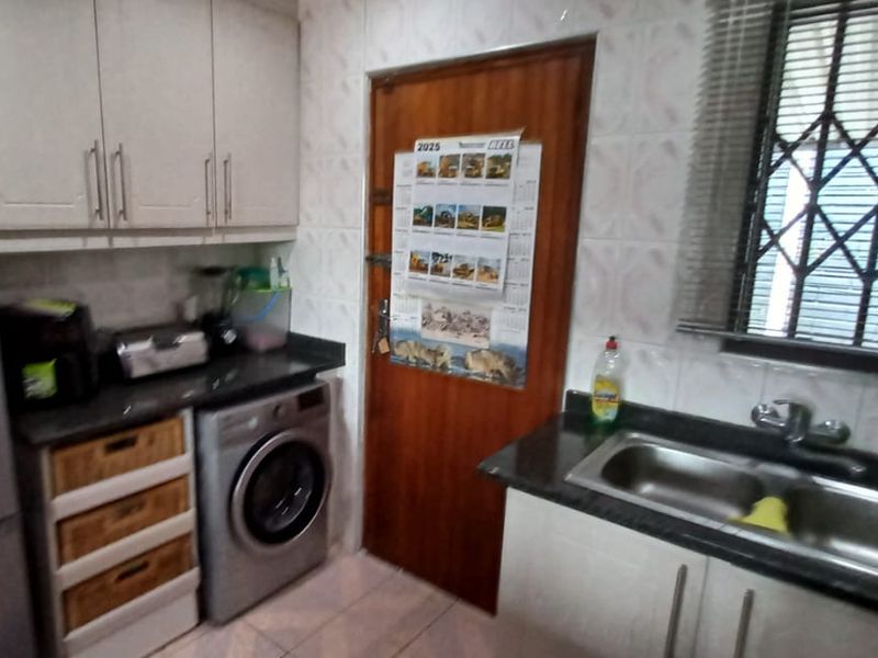 "Find Your Dream Home: Modern Style Meets Spacious Living in a 3-Bed Gem with a Backyard Oasis!" - Photo 8