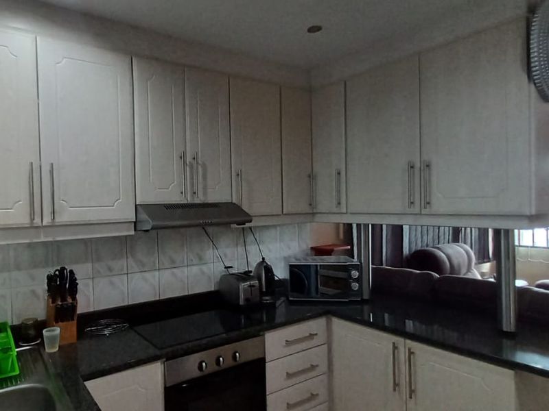 "Find Your Dream Home: Modern Style Meets Spacious Living in a 3-Bed Gem with a Backyard Oasis!" - Photo 7