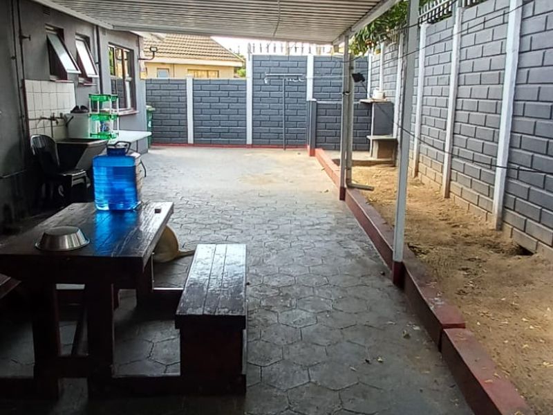 "Find Your Dream Home: Modern Style Meets Spacious Living in a 3-Bed Gem with a Backyard Oasis!" - Photo 6