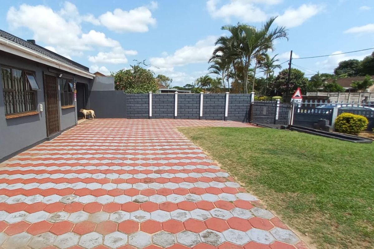 "Find Your Dream Home: Modern Style Meets Spacious Living in a 3-Bed Gem with a Backyard Oasis!" - Photo 3