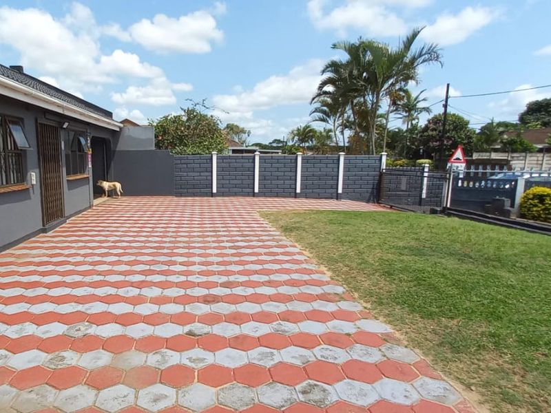 "Find Your Dream Home: Modern Style Meets Spacious Living in a 3-Bed Gem with a Backyard Oasis!" - Photo 3