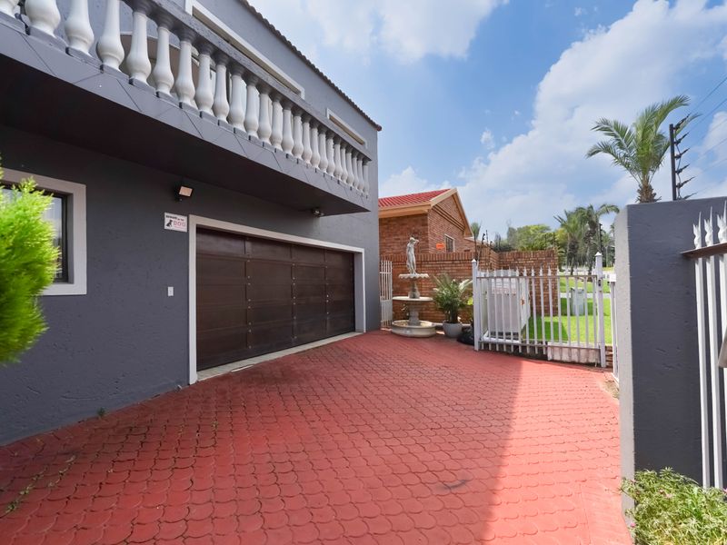 Location is the key to your new family home - Photo 2