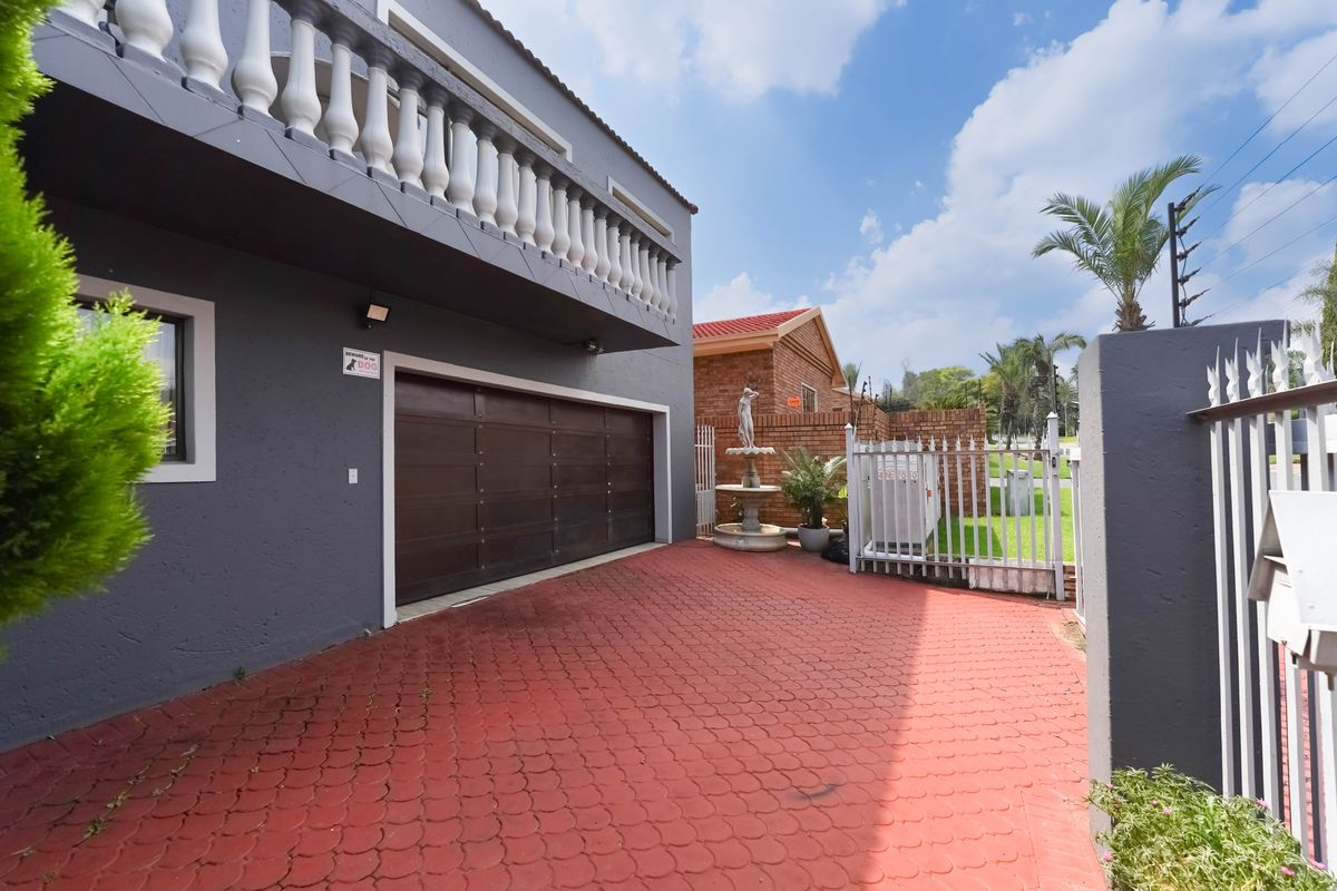 Location is the key to your new family home - Photo 2