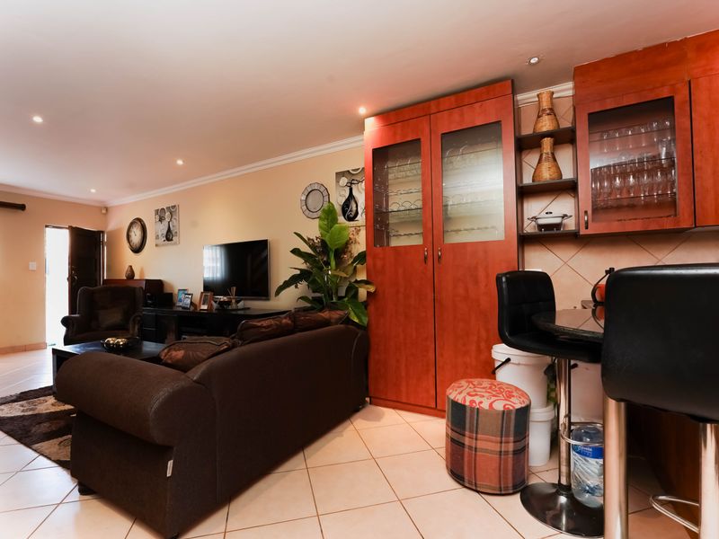 Location is the key to your new family home - Photo 4