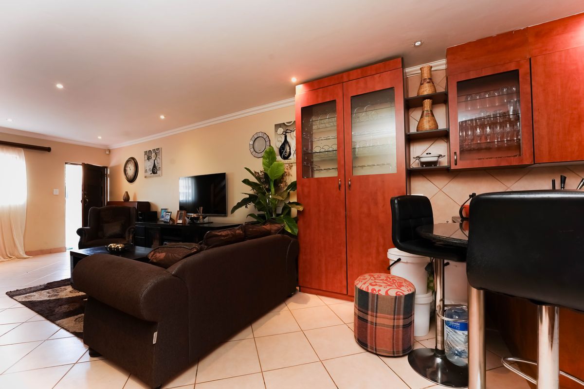 Location is the key to your new family home - Photo 4